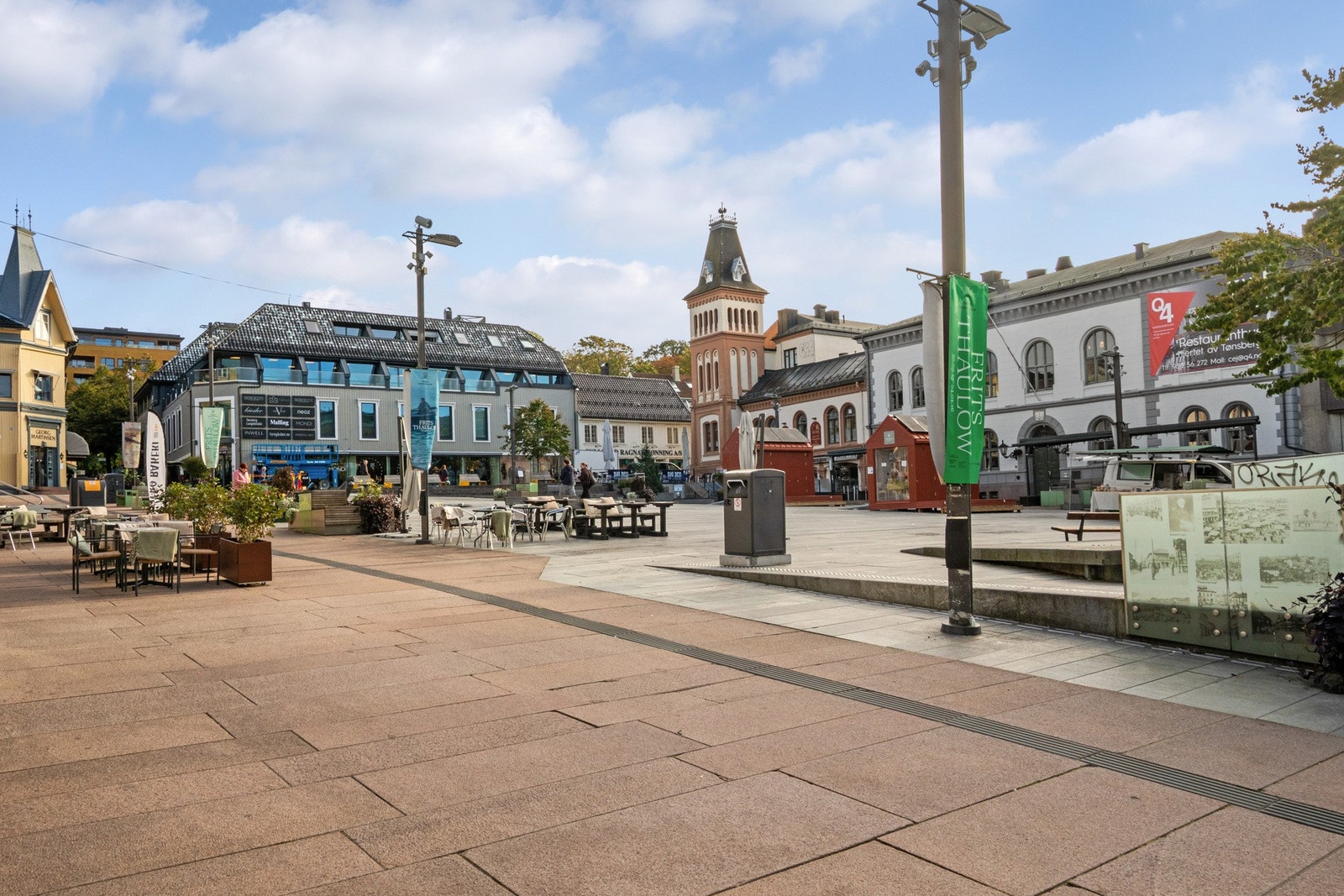 Kun få skritt fra boligen ligger Tønsberg Torv, omgitt av butikker, kaféer og et levende bymiljø. Galleribilde