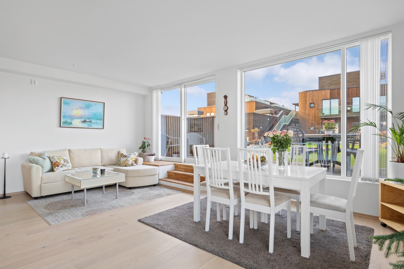 Stuen har en åpen og romslig utforming med store vindusflater som slipper inn rikelig med dagslys. På stuevinduet er det montert elektrisk screen. Galleribilde