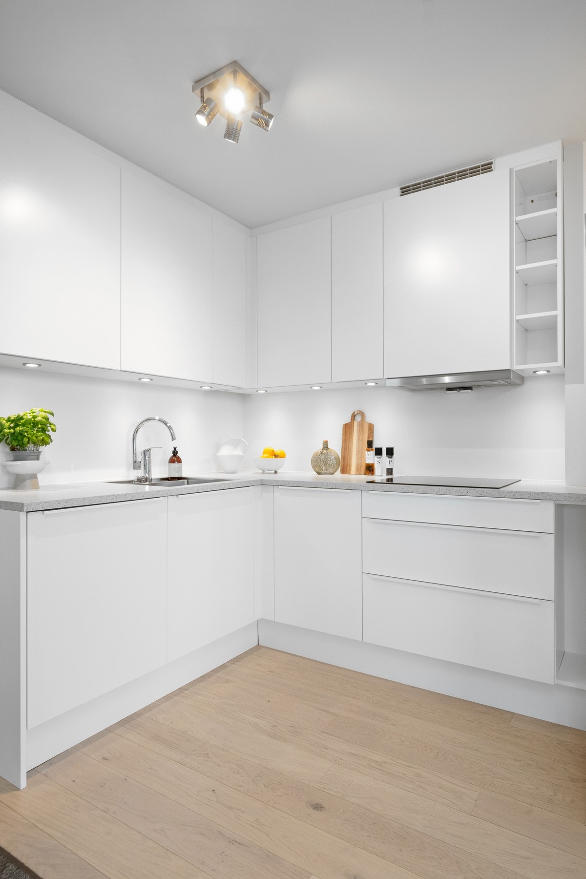 Rommet har god belysning både fra tak og under overskap. Galleribilde