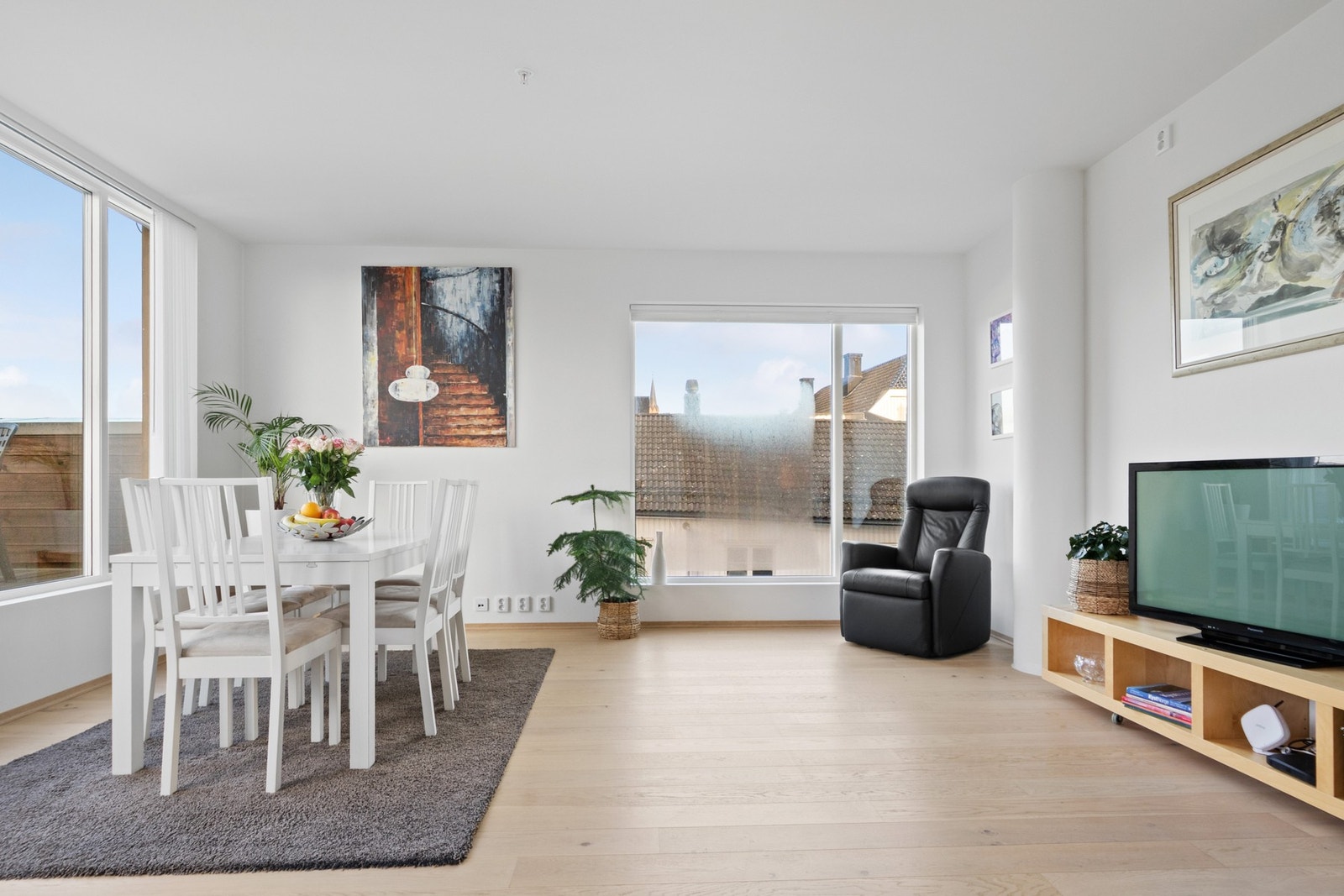 Veggene er malt i lyse, nøytrale toner som gir et rolig uttrykk og gjør rommet lett å innrede. Galleribilde