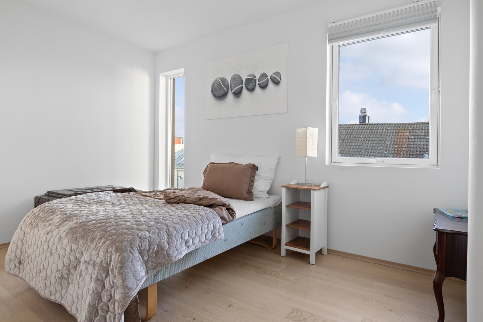 Hovedsoverommet har god størrelse, lys enstavs parkett og stor skyvedørsgarderobe. Galleribilde