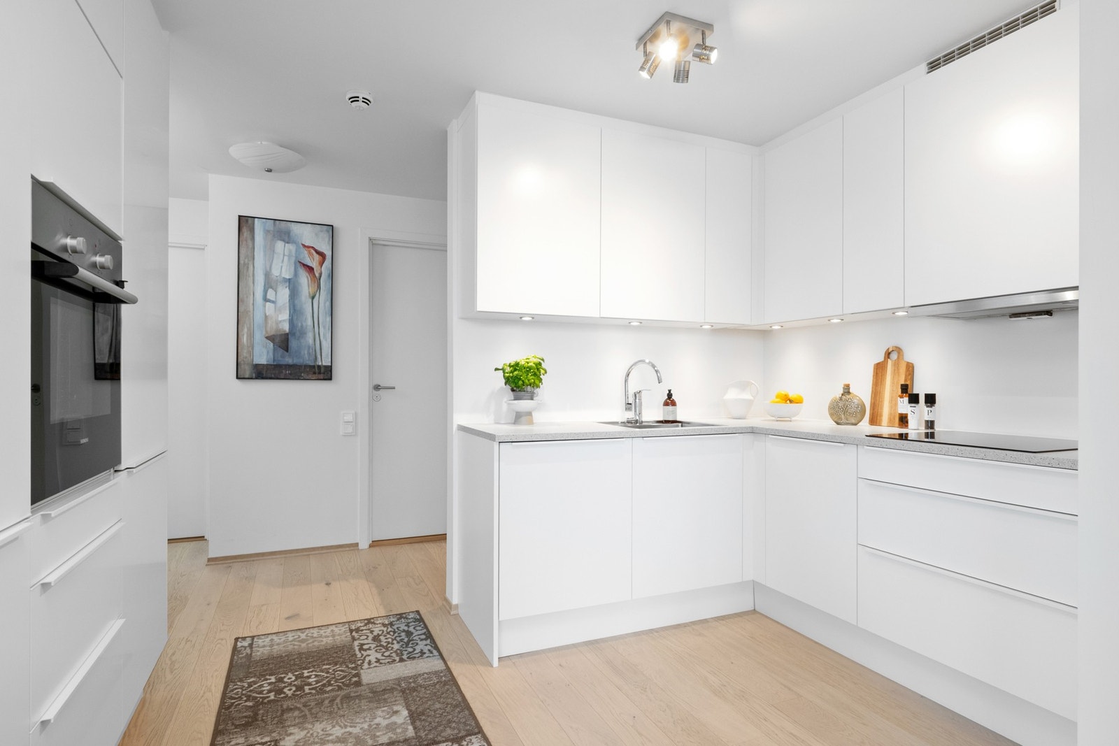 Lys grå laminatbenkeplate med planlimt stålkum og god arbeidsplass. Galleribilde