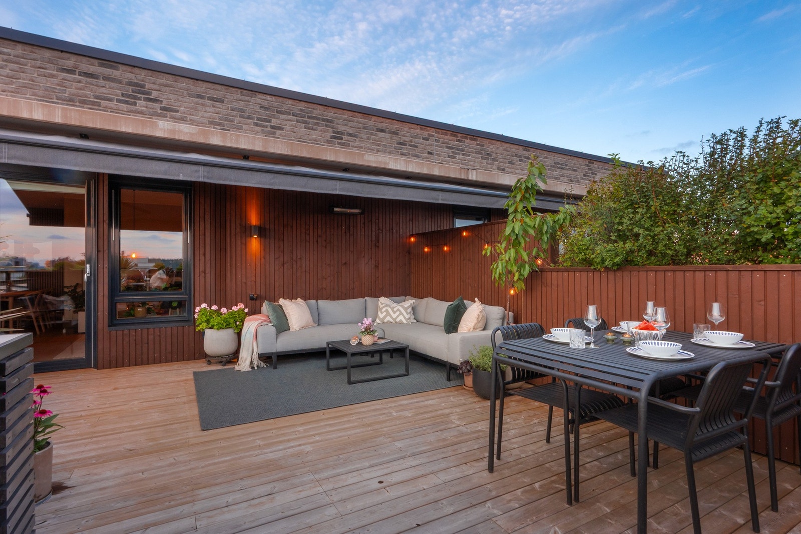 Gulvet er belagt med solide terrassebord. Galleribilde