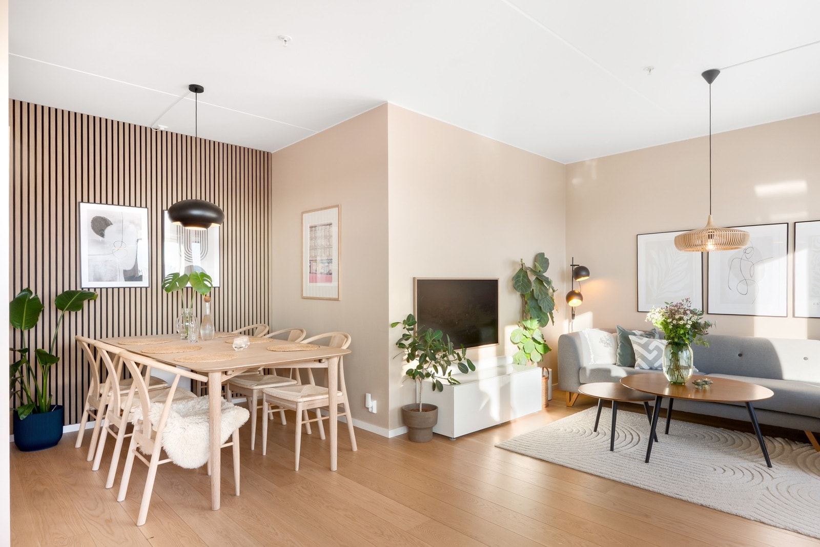 Spisestuen får en sentral plass i rommet og har god plass til et stort spisebord. Galleribilde