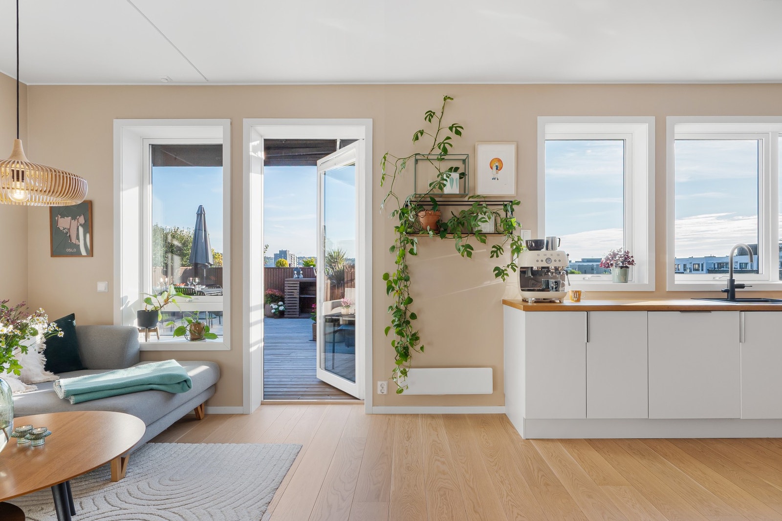 Fra stue/kjøkken har du utgang til den solrike takterrassen. Galleribilde