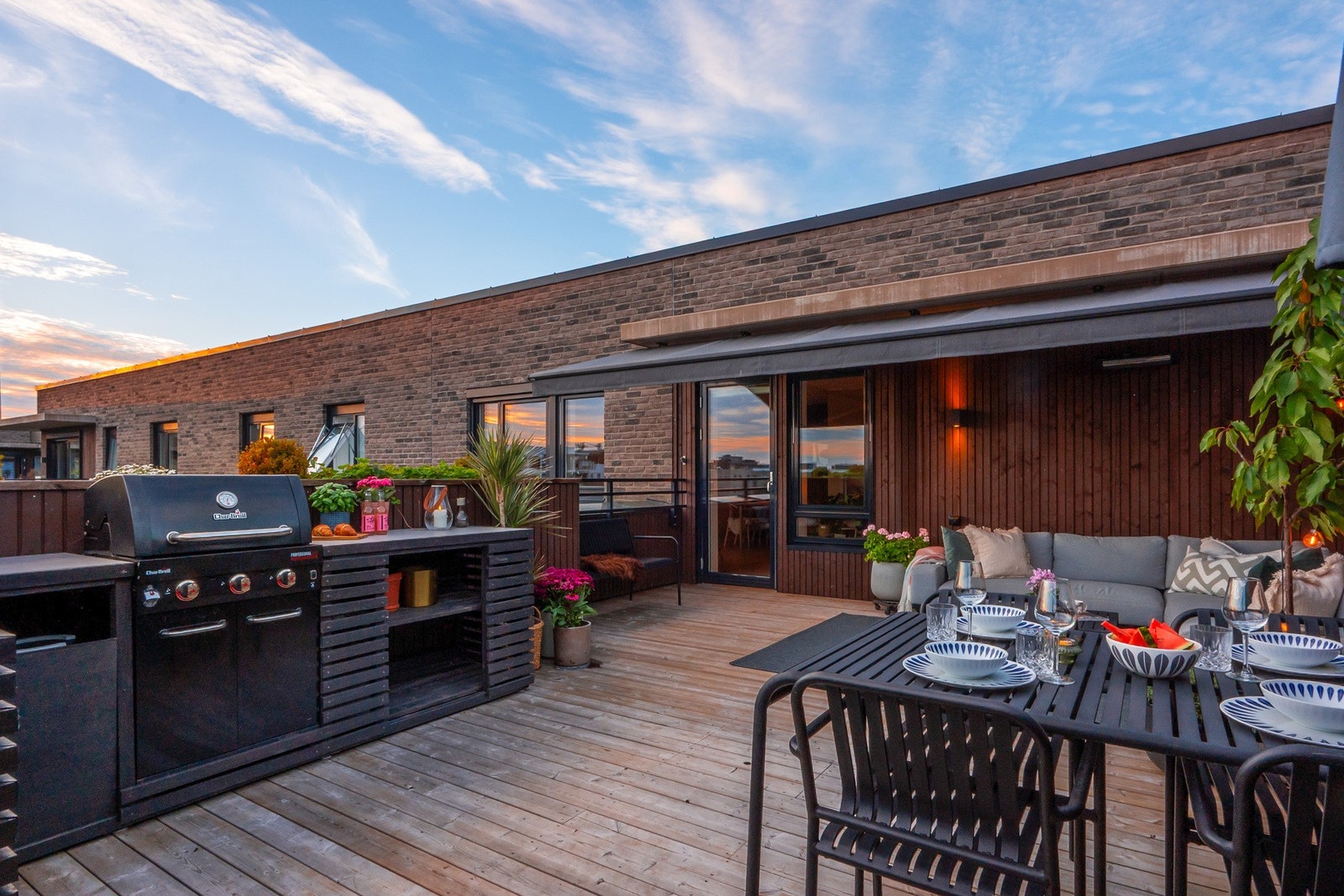 Her kan du starte dagen med kaffe i solen og avslutte den med middag i mens solen går ned. Galleribilde