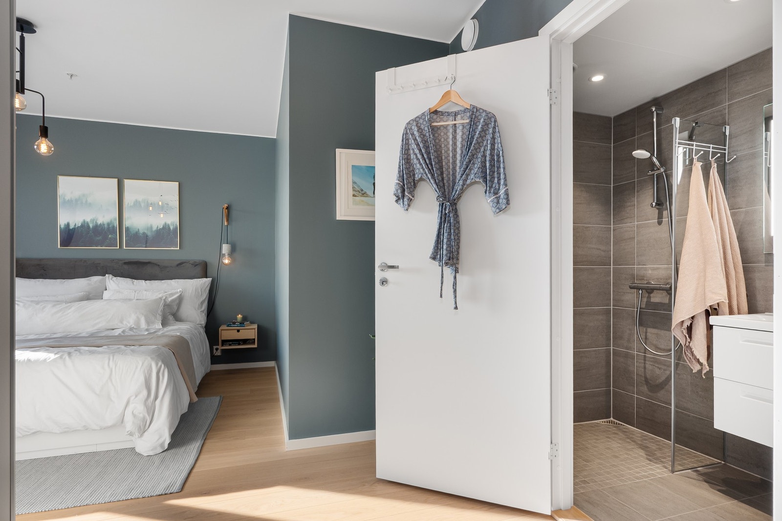 Store vindusflater slipper inn godt med naturlig lys. Galleribilde