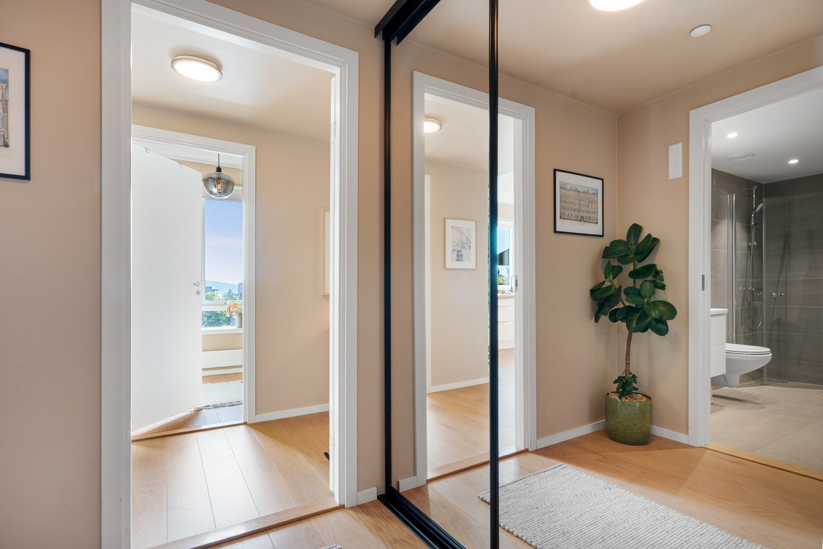 Leiligheten har en innbydende entré med gode garderobeløsninger Galleribilde