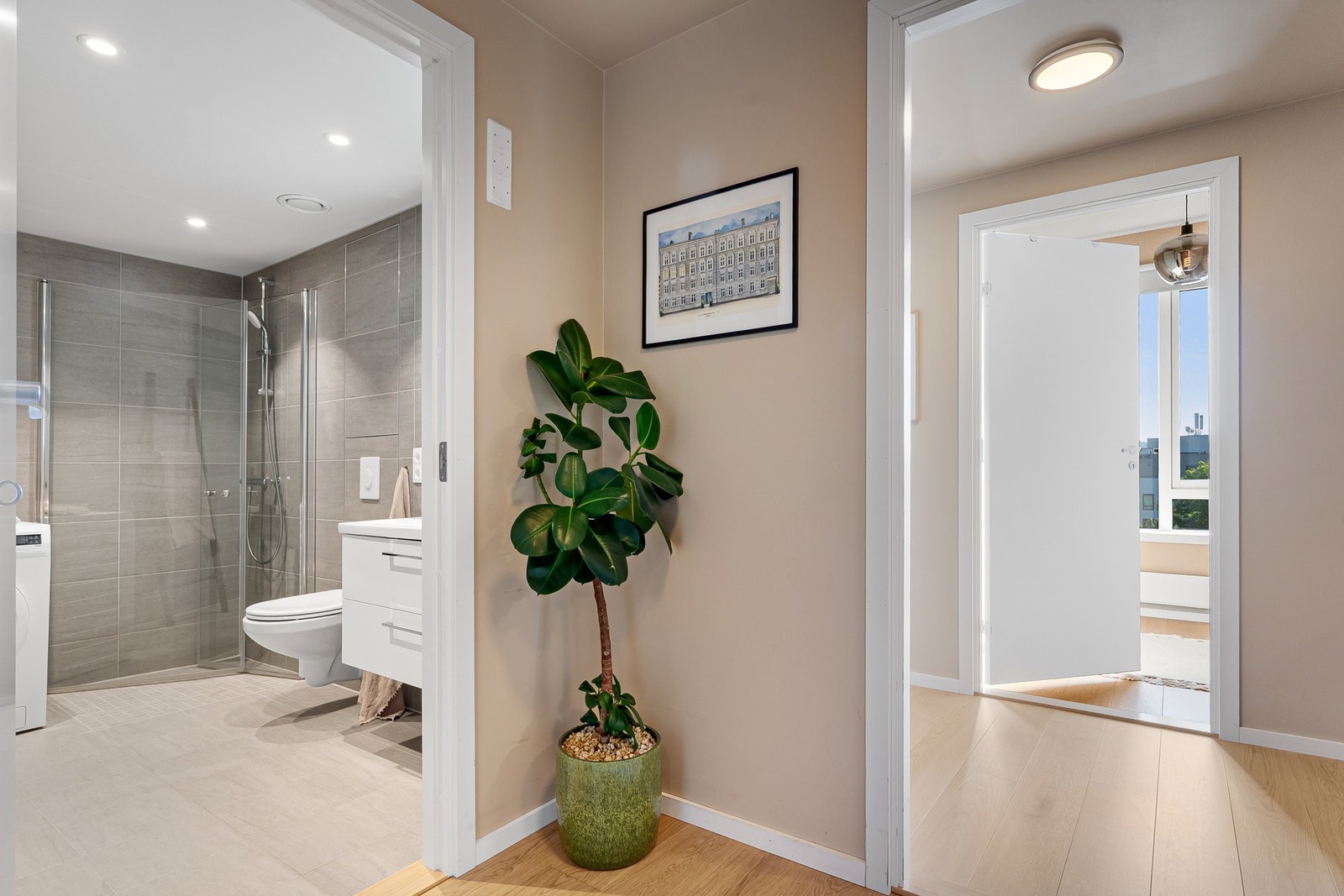 Fra entréen har du adkomst til resten av leiligheten og til et av badene. Galleribilde