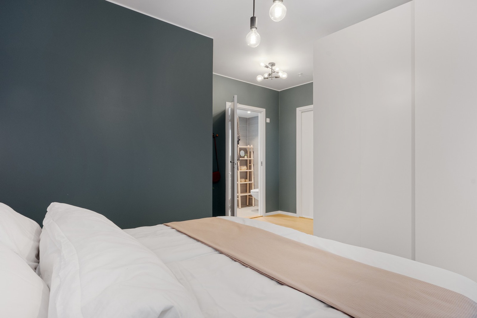 Fra hovedsoverommet har du direkte adkomst til eget bad. Galleribilde