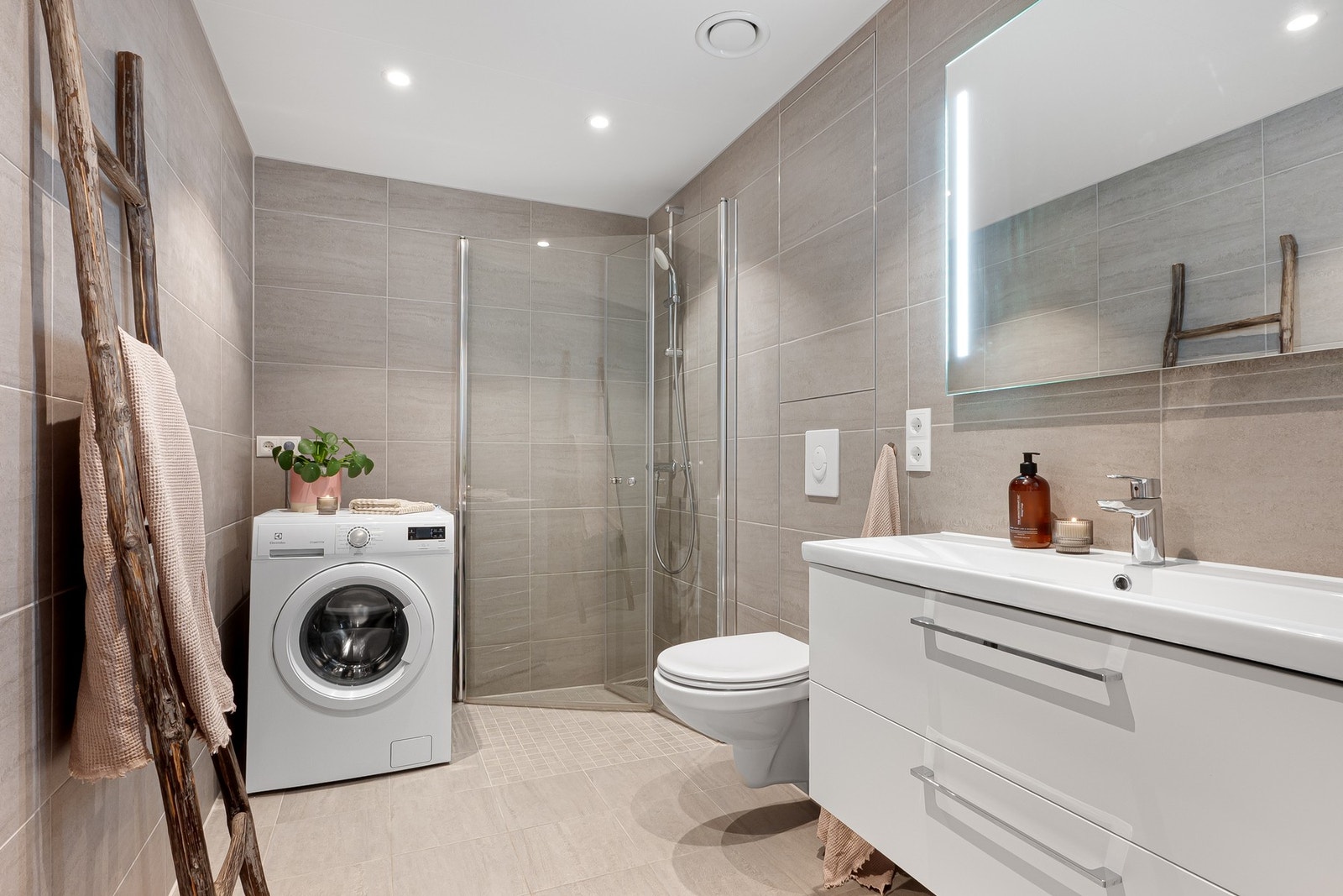 Bad 2 med flislagte gulv og vegger, samt vannbåren gulvvarme. Galleribilde