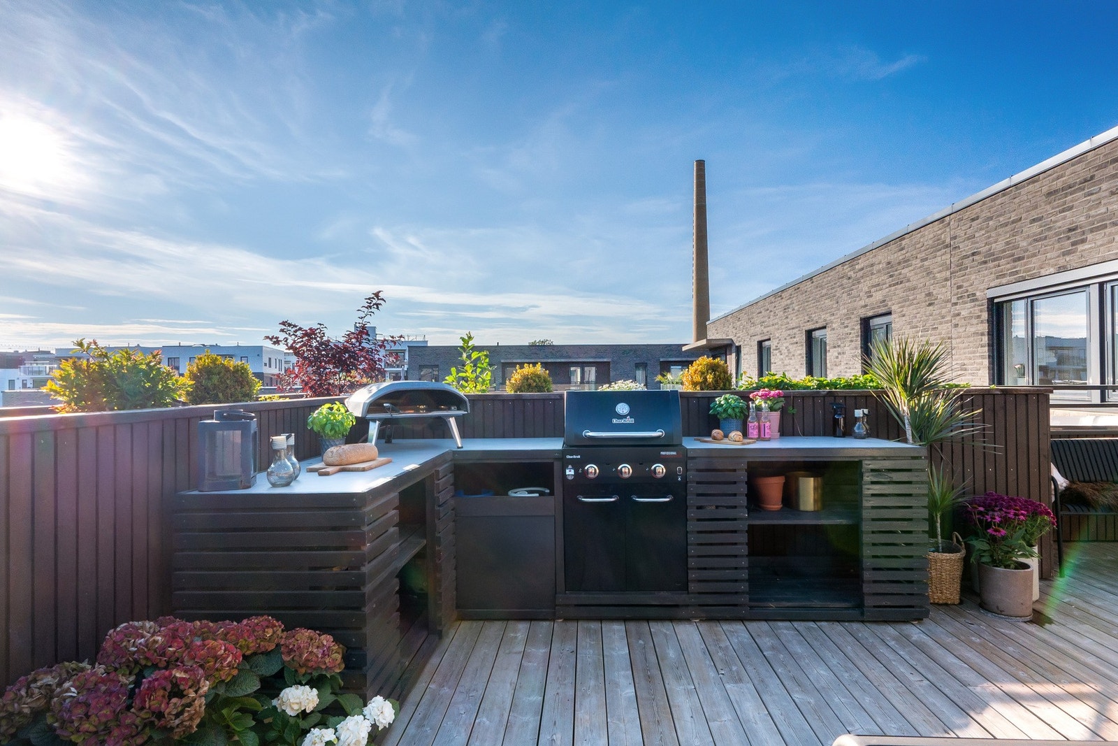 Et innbygd utekjøkken gjør uterommet til en perfekt arena for sosiale sammenkomster Galleribilde