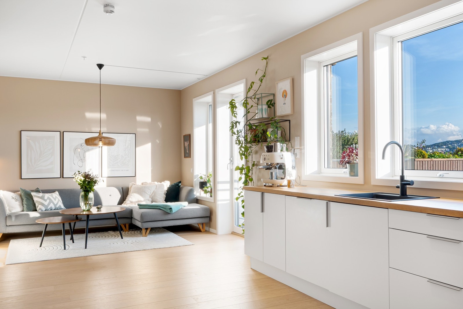 Dette er en bolig som kombinerer moderne standard, store utearealer og en attraktiv beliggenhet. Galleribilde