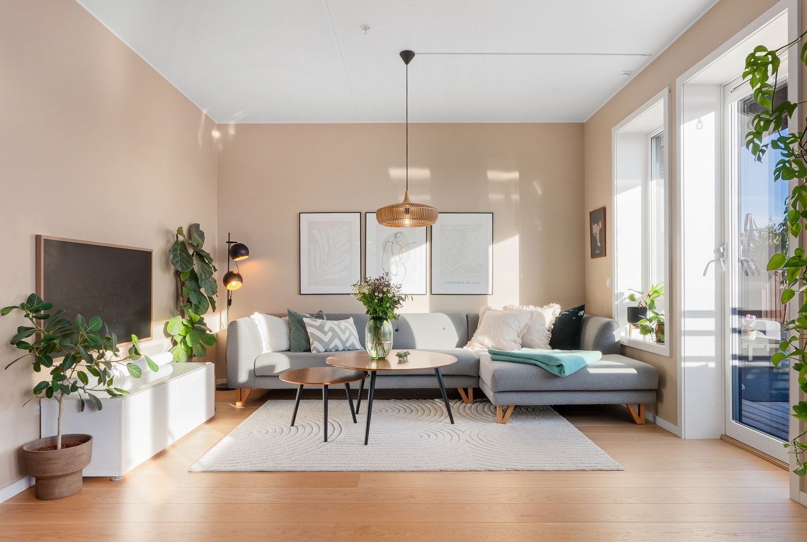 Det er parkett i oppholdsrom og soverom. Galleribilde