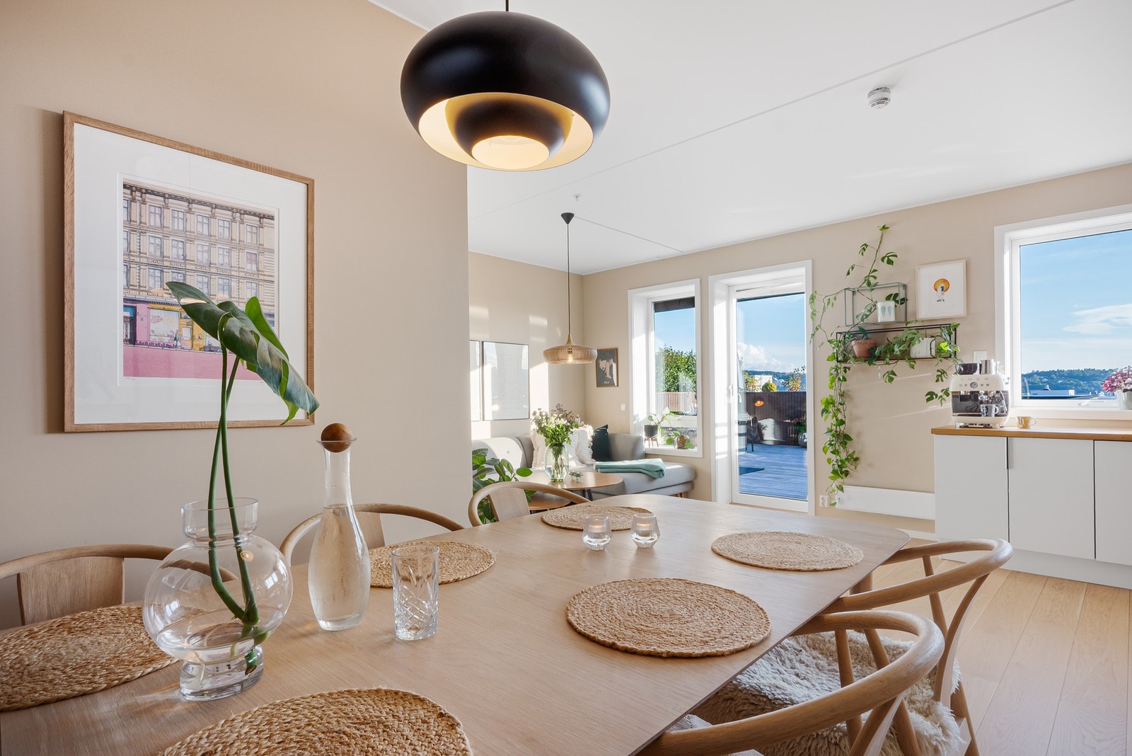 Den åpne utformingen gjør det enkelt å samle familie og venner rundt middagsbordet. Galleribilde