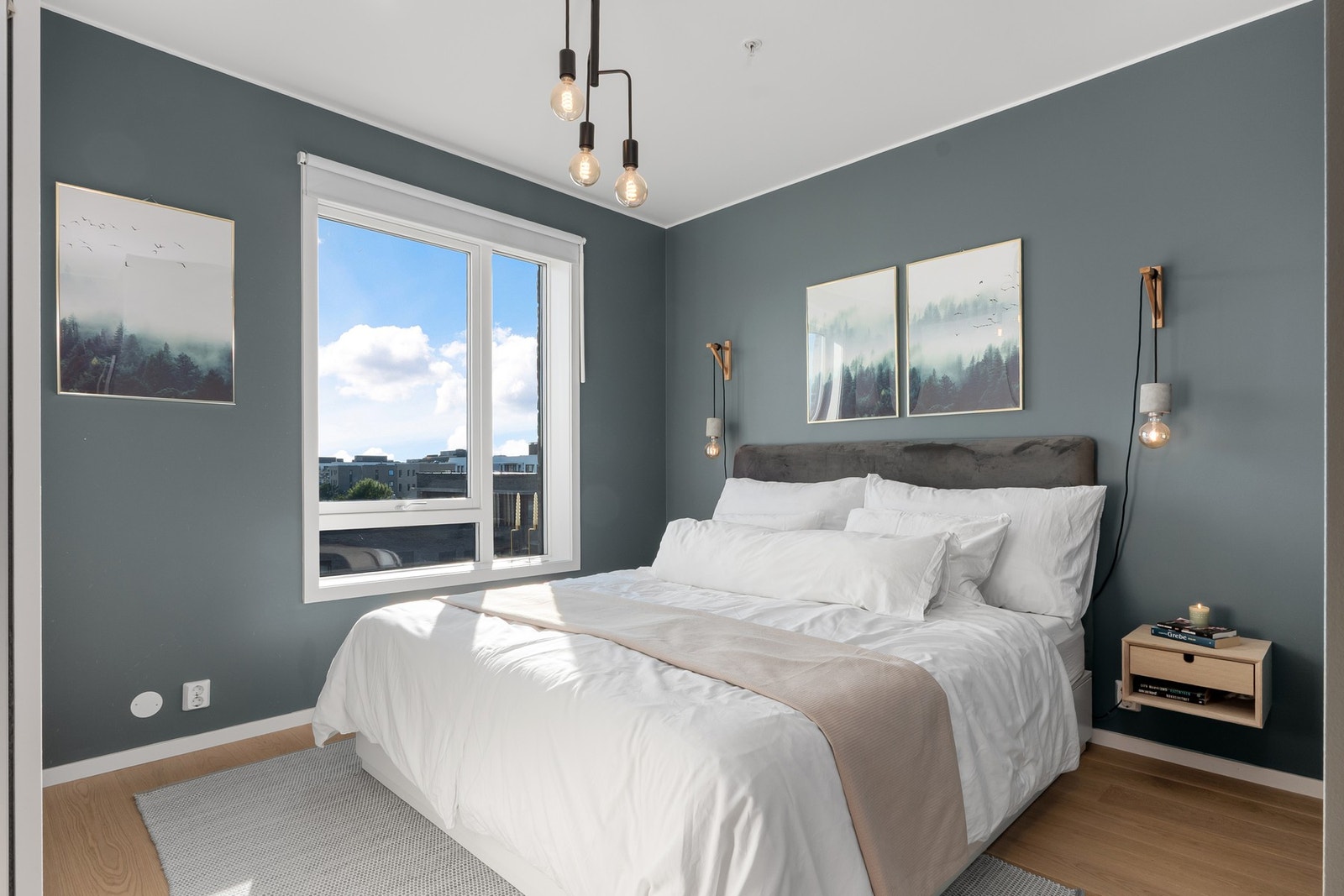 Hovedsoverommet er romslig og med plass til stor seng, nattbord og garderobeløsning. Galleribilde