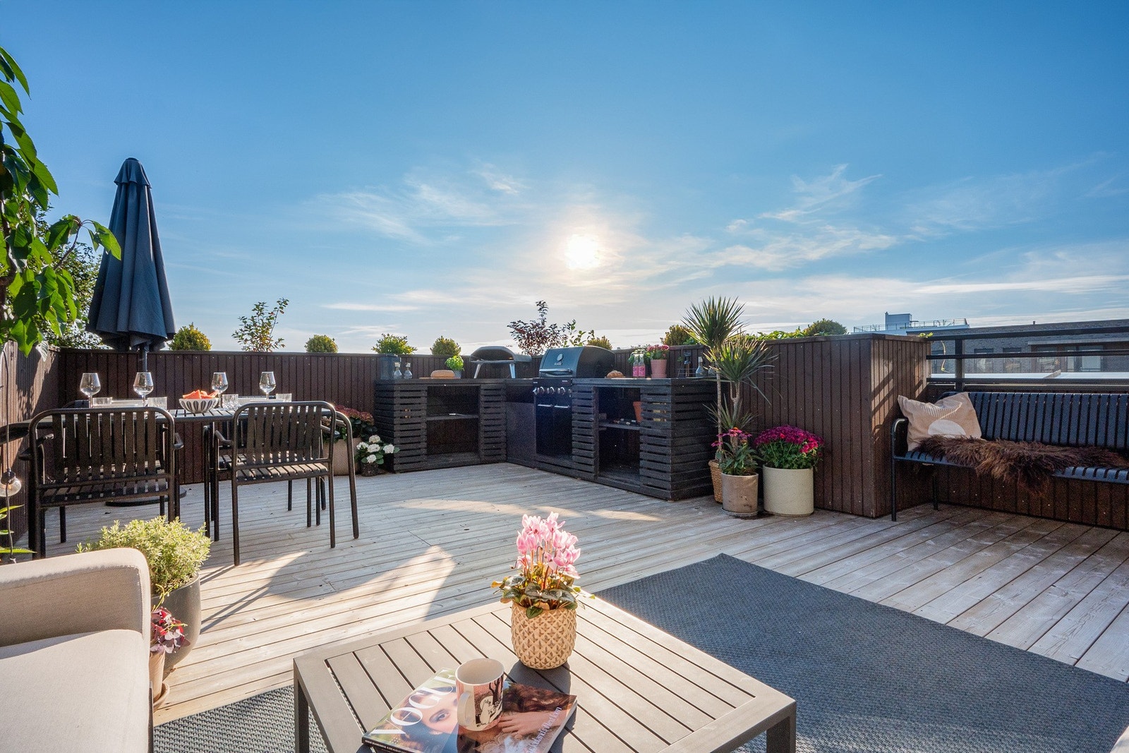 Beliggende i toppetasjen og åpent mot sør og vest, har terrassen svært gode solforhold fra formiddag til kveld. Galleribilde