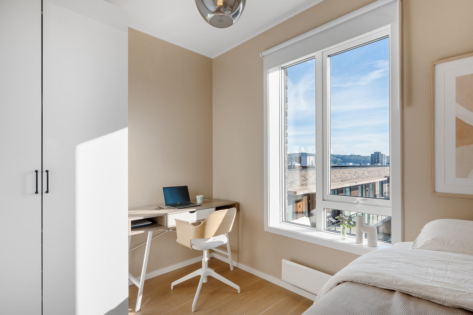 Det er lett å møblere, med plass til seng, skrivebord og oppbevaring. Galleribilde