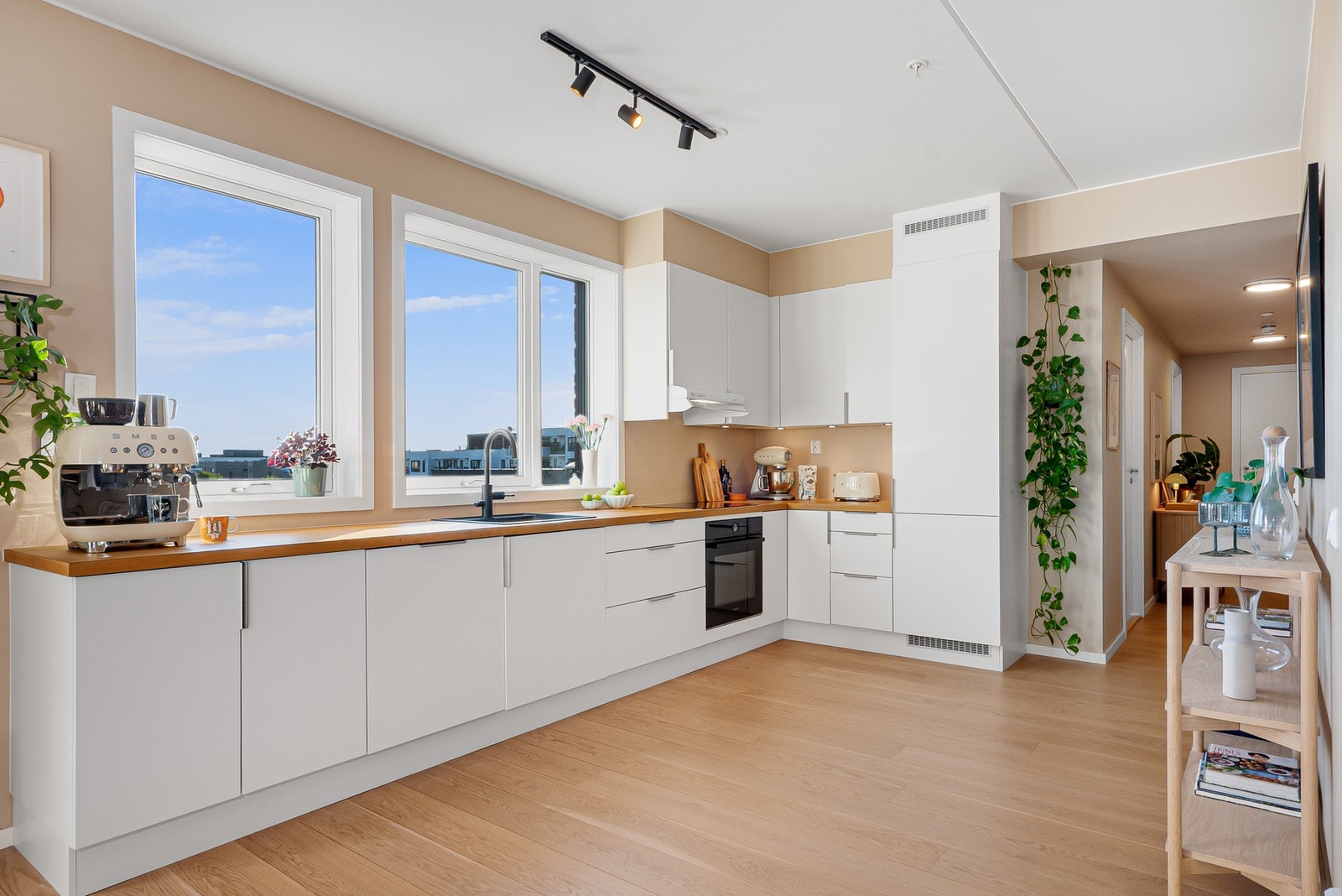 Avtrekk er løst via balansert ventilasjonsanlegg med avtrekk over kokeplass. Galleribilde