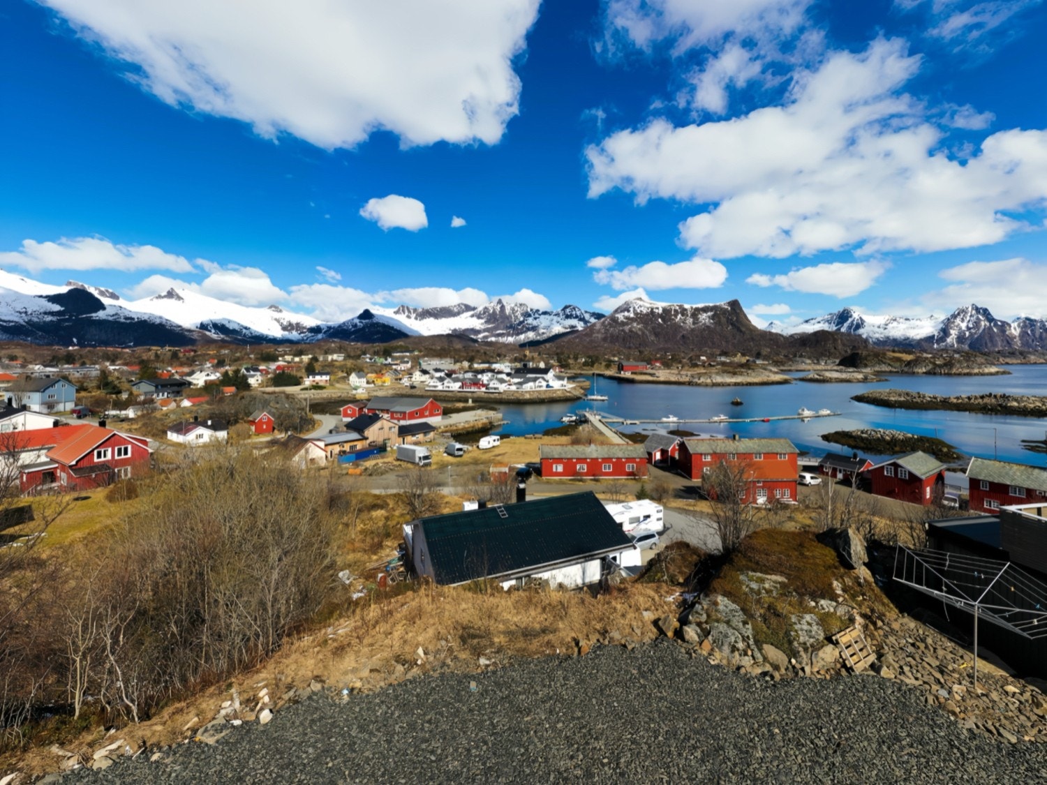 Suveren utsikt mot Kabelvåg sentrum og fjellene rundt Galleribilde