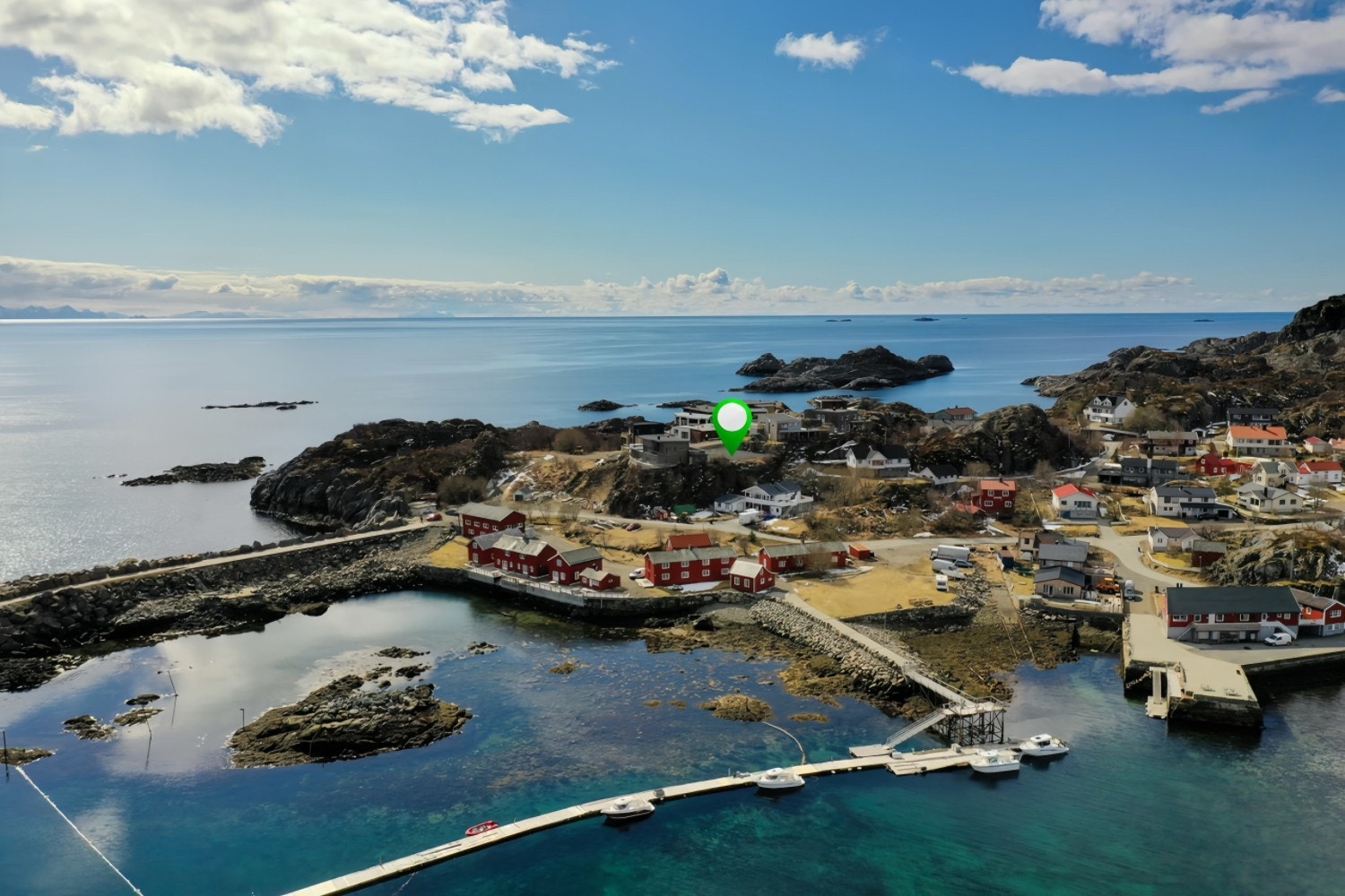 Svært god beliggenhet med suveren utsikt mot hav og fjell - Tomten ligger like ved sentrum Galleribilde