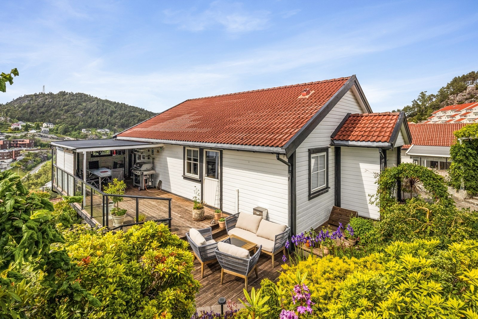 Åpen "hagestue" på siden av boligen. Galleribilde