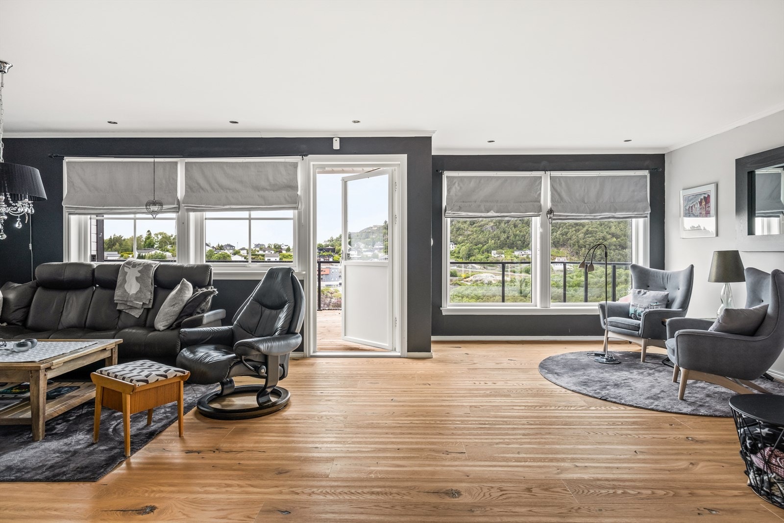 Fra stuen har man altandør ut til den store og vestvendte terrassen. Galleribilde