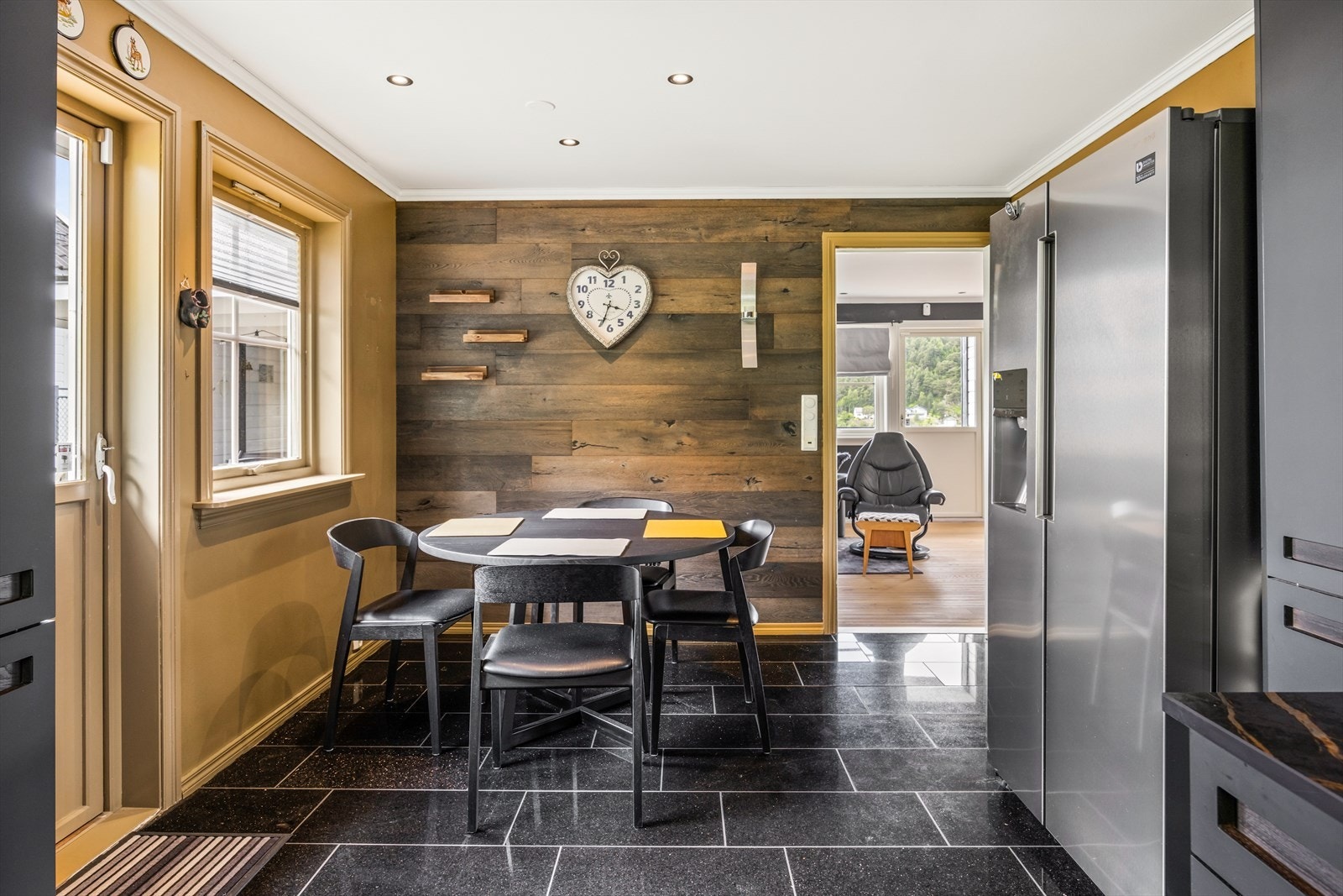 Kjøkken med spiseplass. Galleribilde