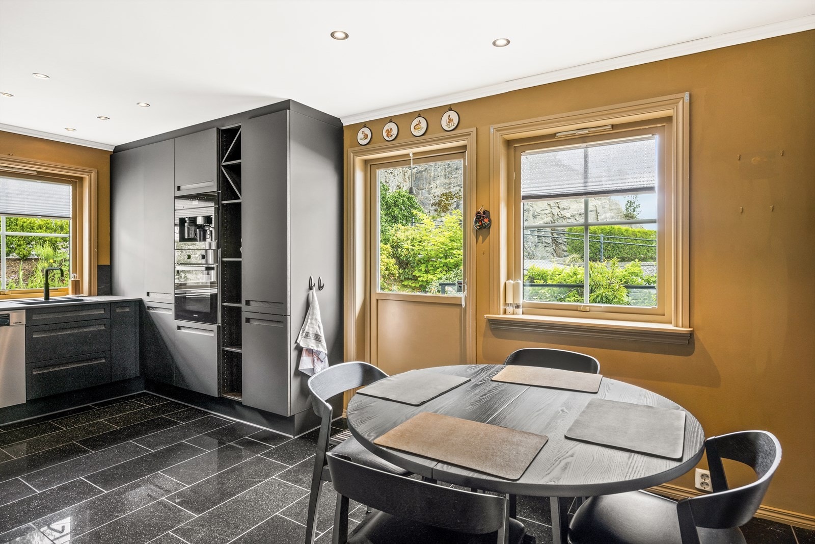 Fra kjøkken har man utgang til sørsiden av altanen. Galleribilde