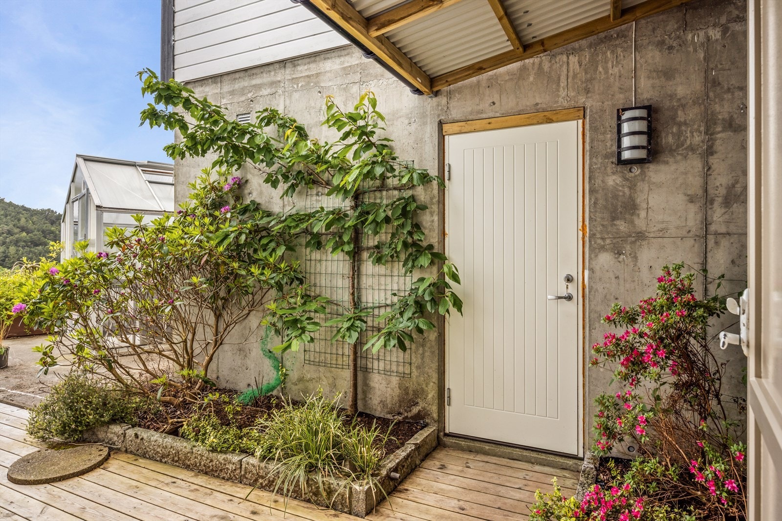 Utgang fra boligen med praktisk takoverbygg. Galleribilde