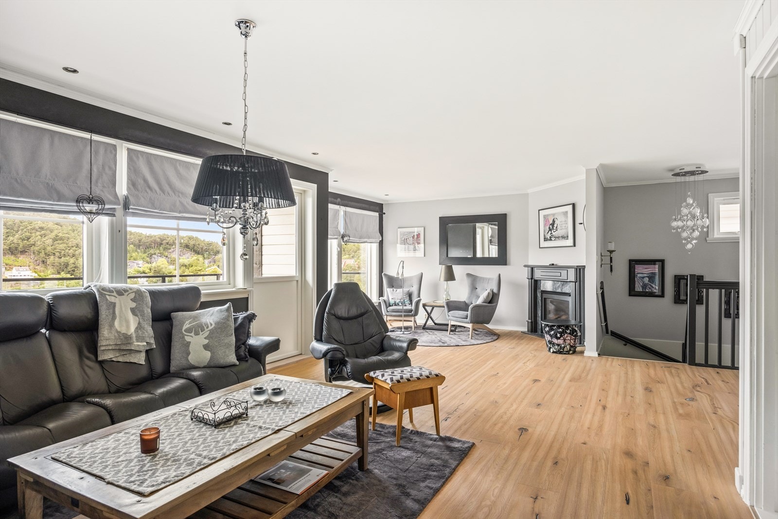 Stue som er naturlig avdelt i soner. Trapp ned til underetasje. Galleribilde