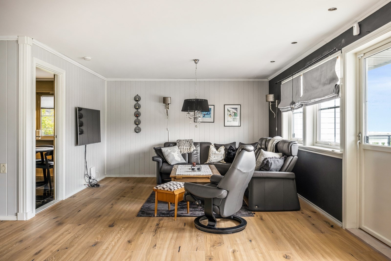 Inngang fra stue til kjøkken. Galleribilde