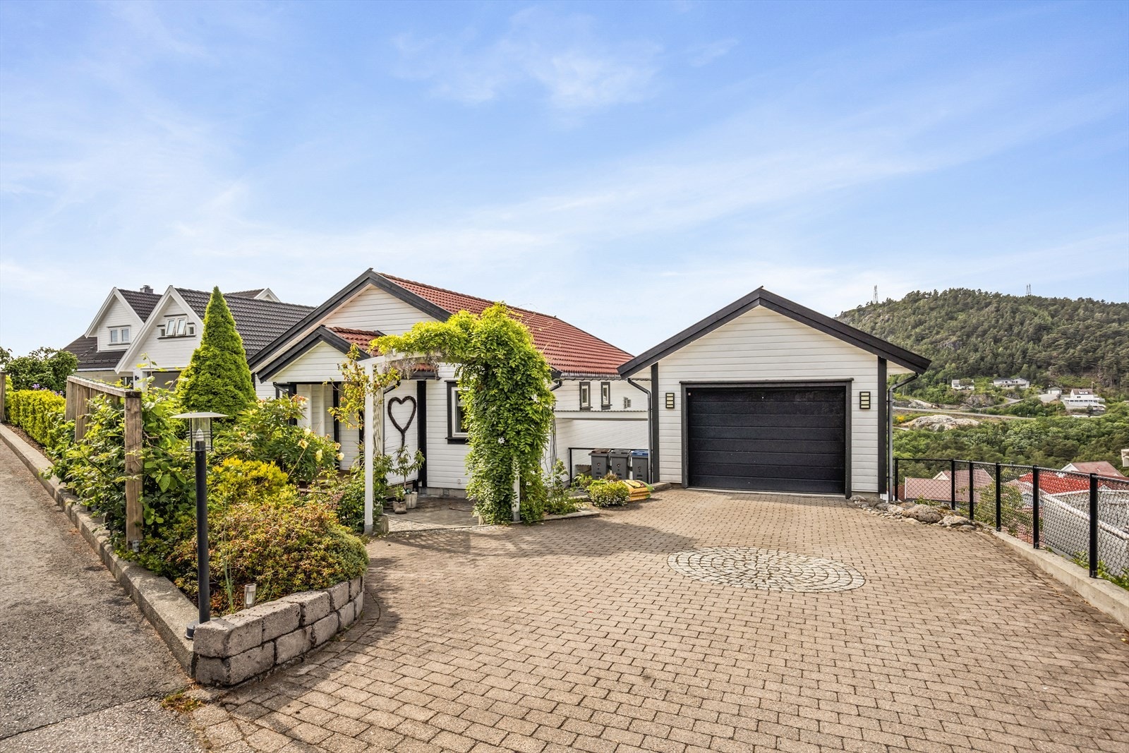 Flott plassert bolig i gate uten gjennomgangstrafikk. Galleribilde