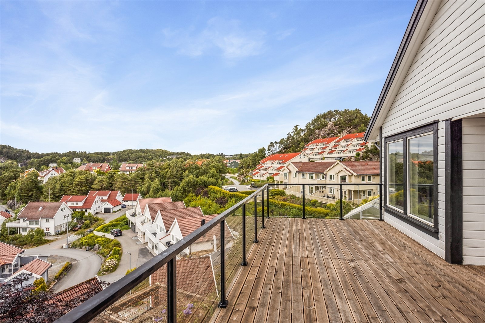 Høyt og fritt plassert eiendom med vidstrakt utsikt. Galleribilde