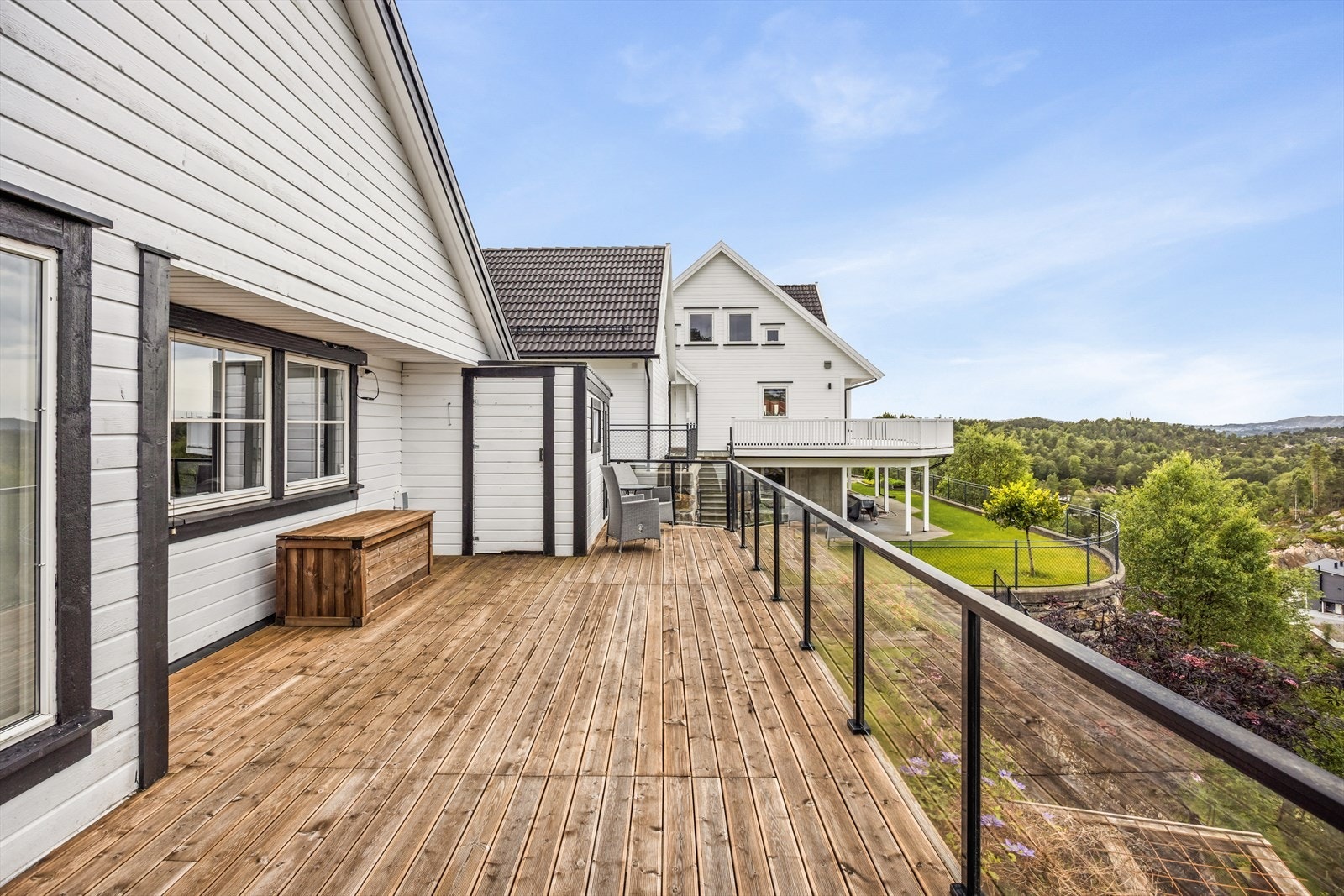 Altanen er på ca. 32 kvm. og er belagt med MøreRoyal terrassebord. Galleribilde