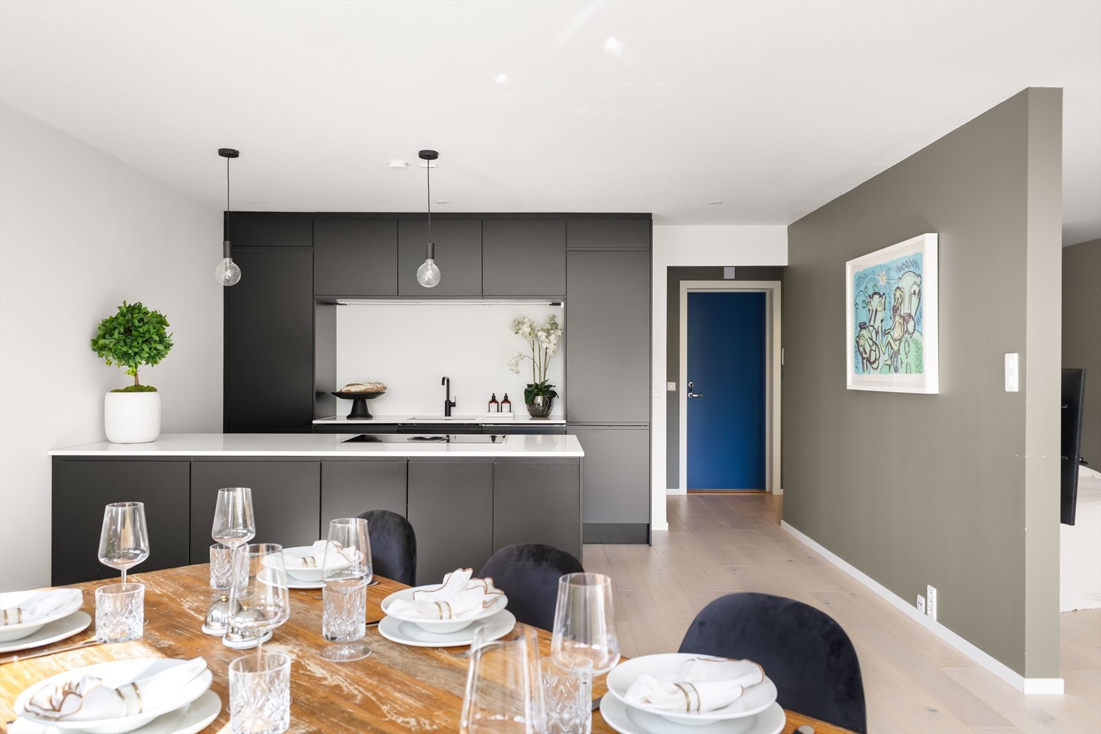 Fine farge- og materialvalg er gjennomgående. Benkeplate av kompositt på kjøkkenet Galleribilde