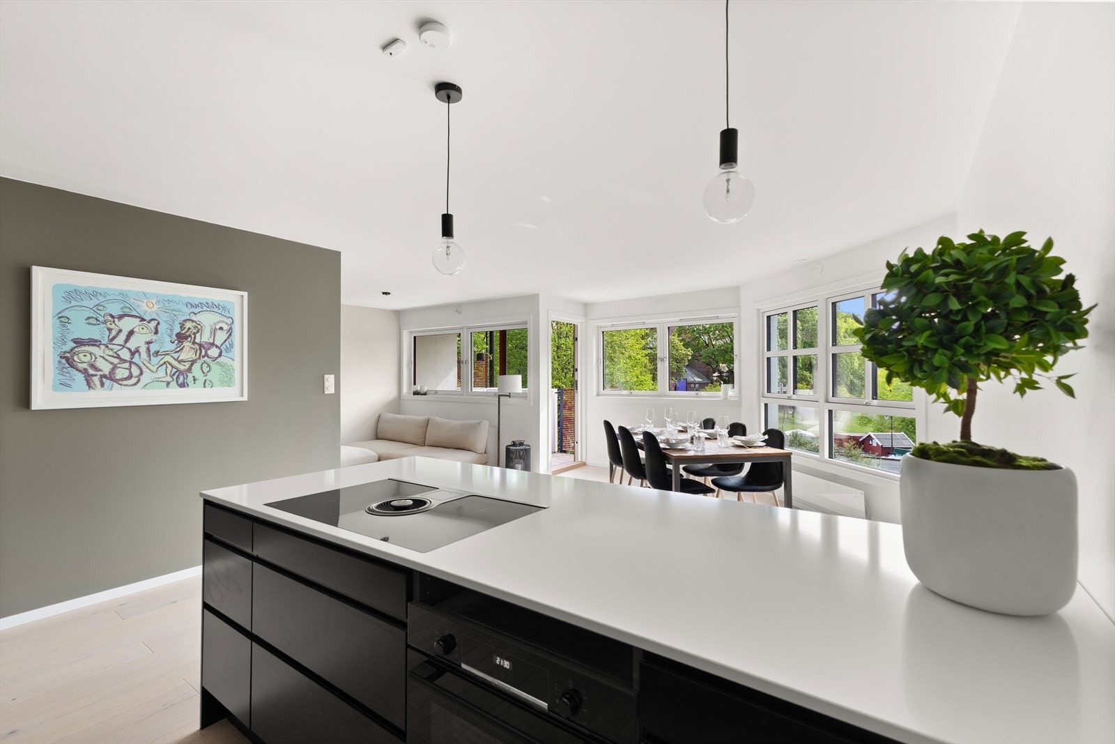 Kjøkkenet har integrerte hvitevarer som koketopp med innebygget kullfilteravtrekk, stekeovn, kjøleskap/fryser og oppvaskmaskin Galleribilde