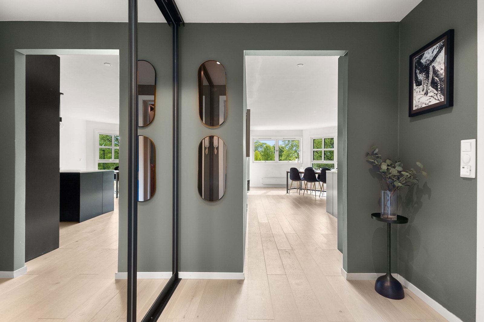 Entrè med praktisk skyvedørsgarderobe med plass til oppbevaring av sko og yttertøy Galleribilde