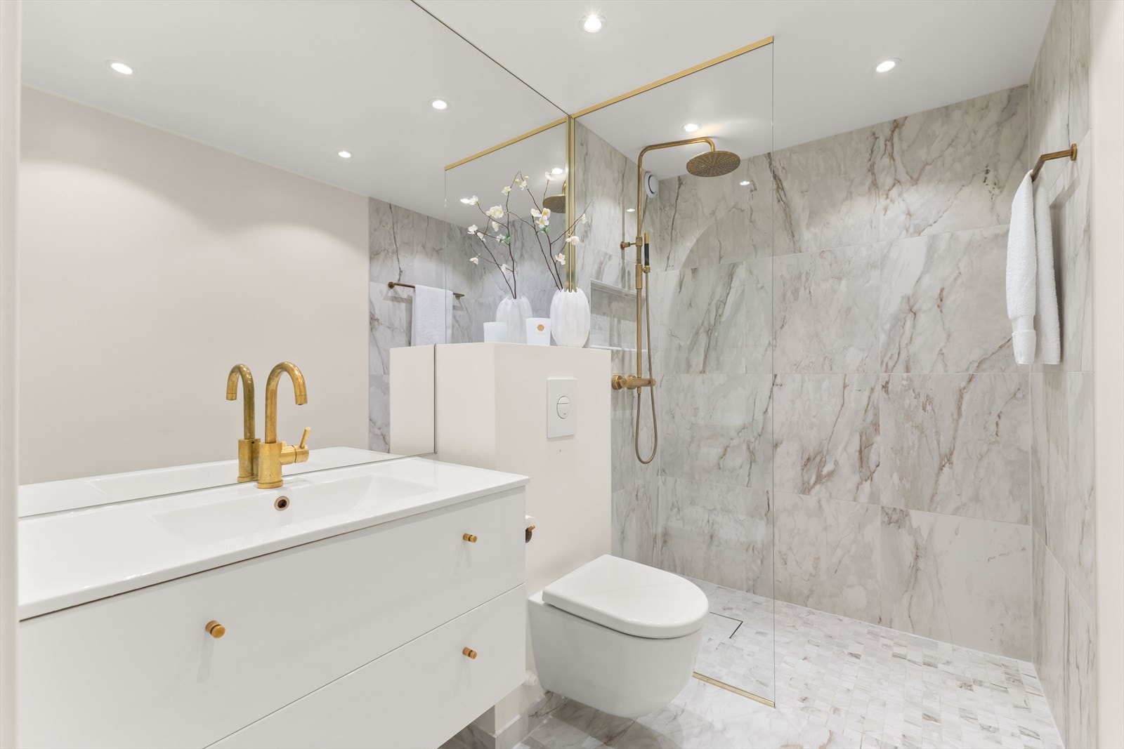 Delikat baderom fra 2020 med flotte, påkostet materialvalg Galleribilde