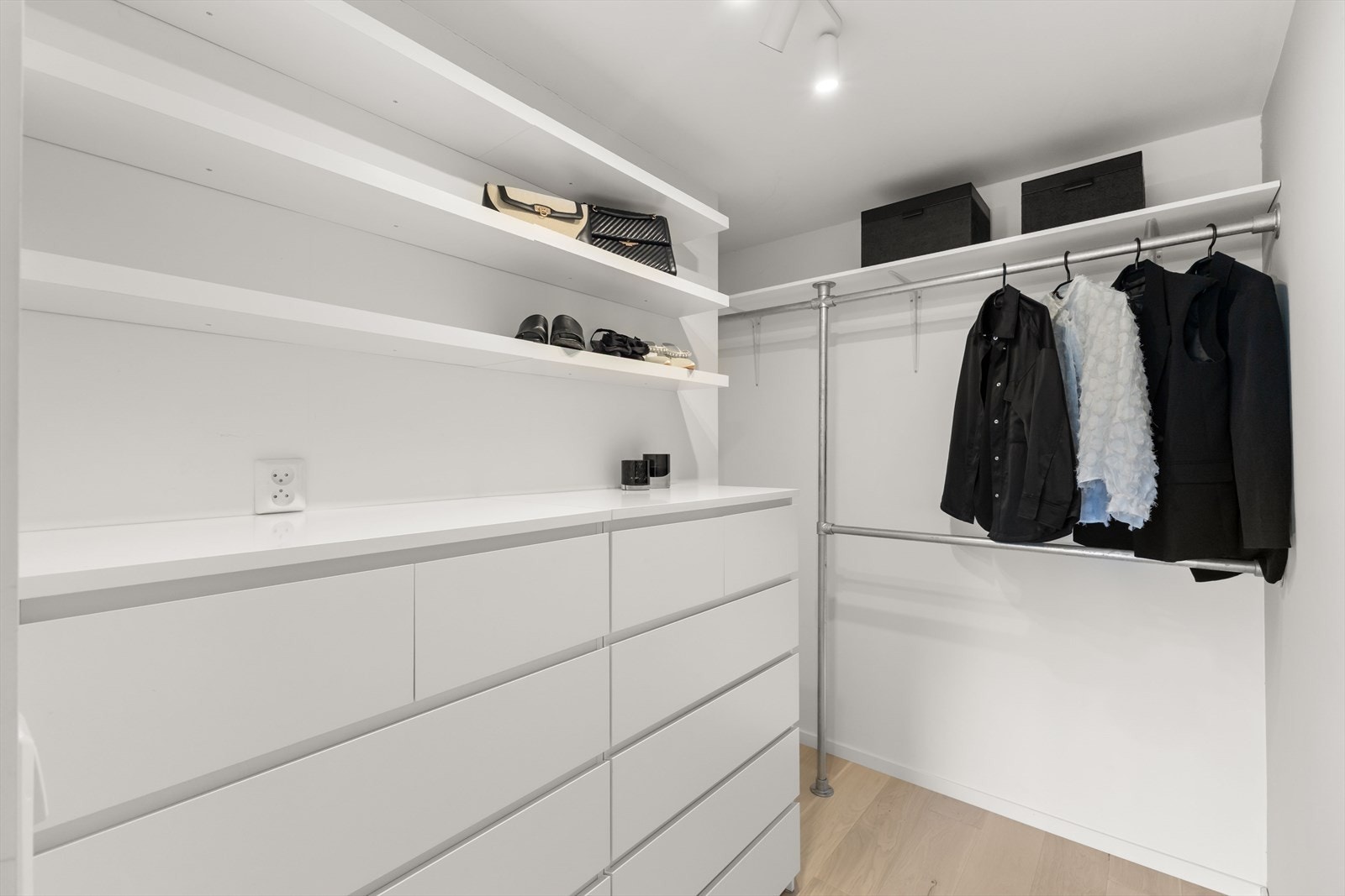 Romslig walk-in closet tilknyttet soverommet Galleribilde