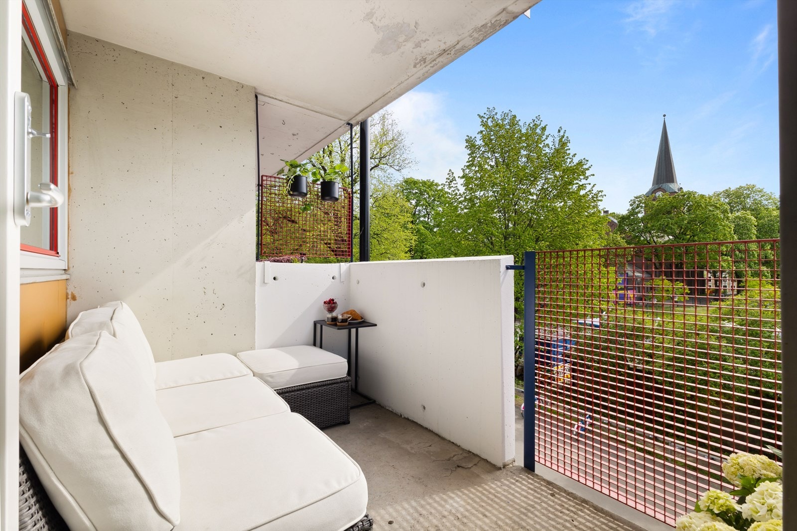 Balkongen er på 5 m² med plass til en sittegruppe Galleribilde