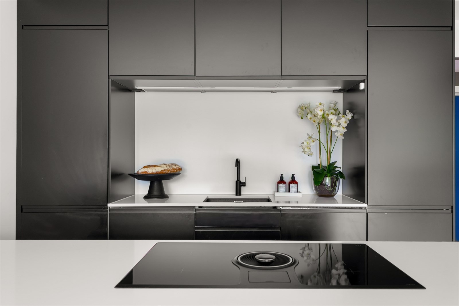 Lekkert og tidløst kjøkken med integrerte hvitevarer av høy kvalitet Galleribilde