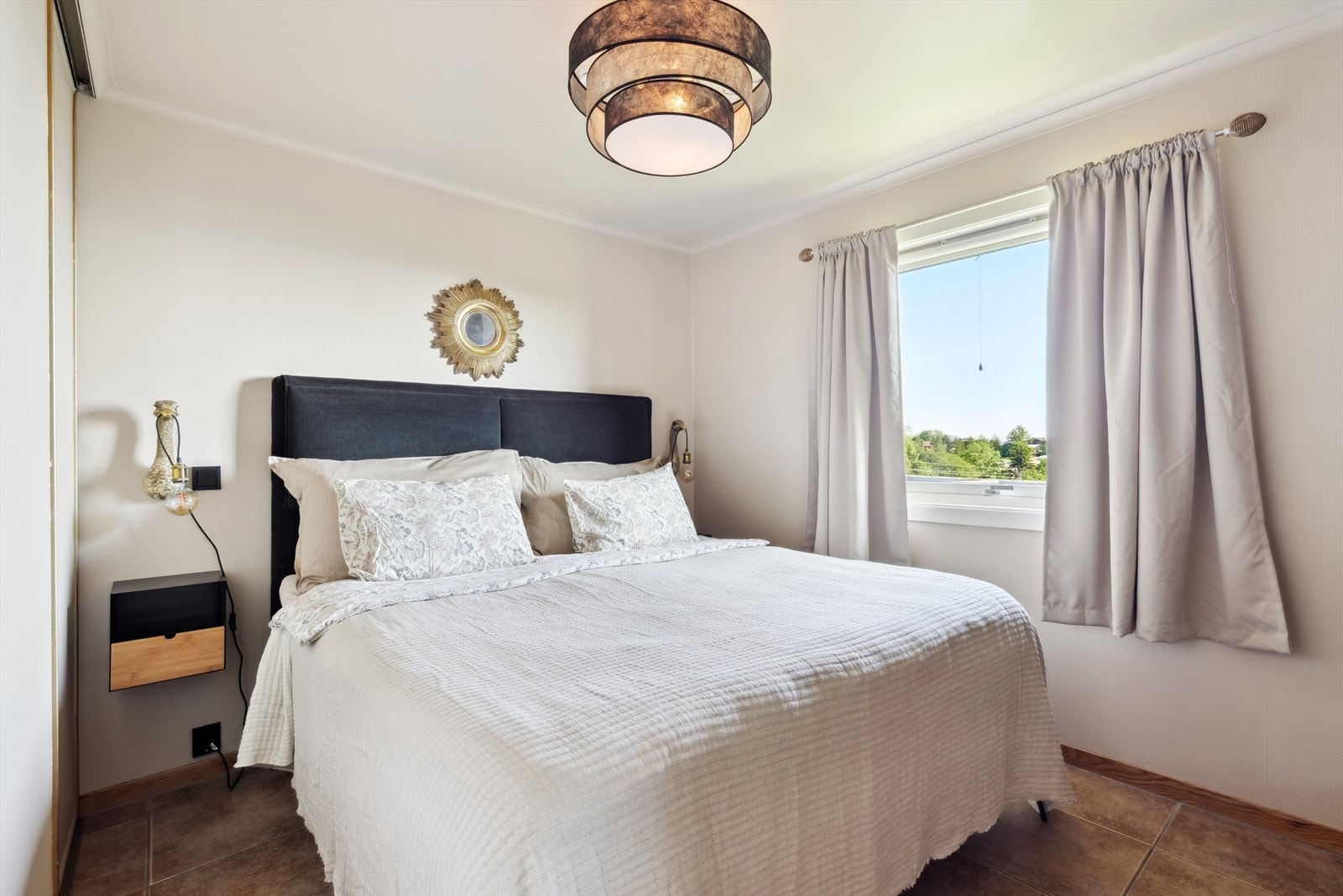 Soverommet har praktisk skyvedørsgarderobe Galleribilde