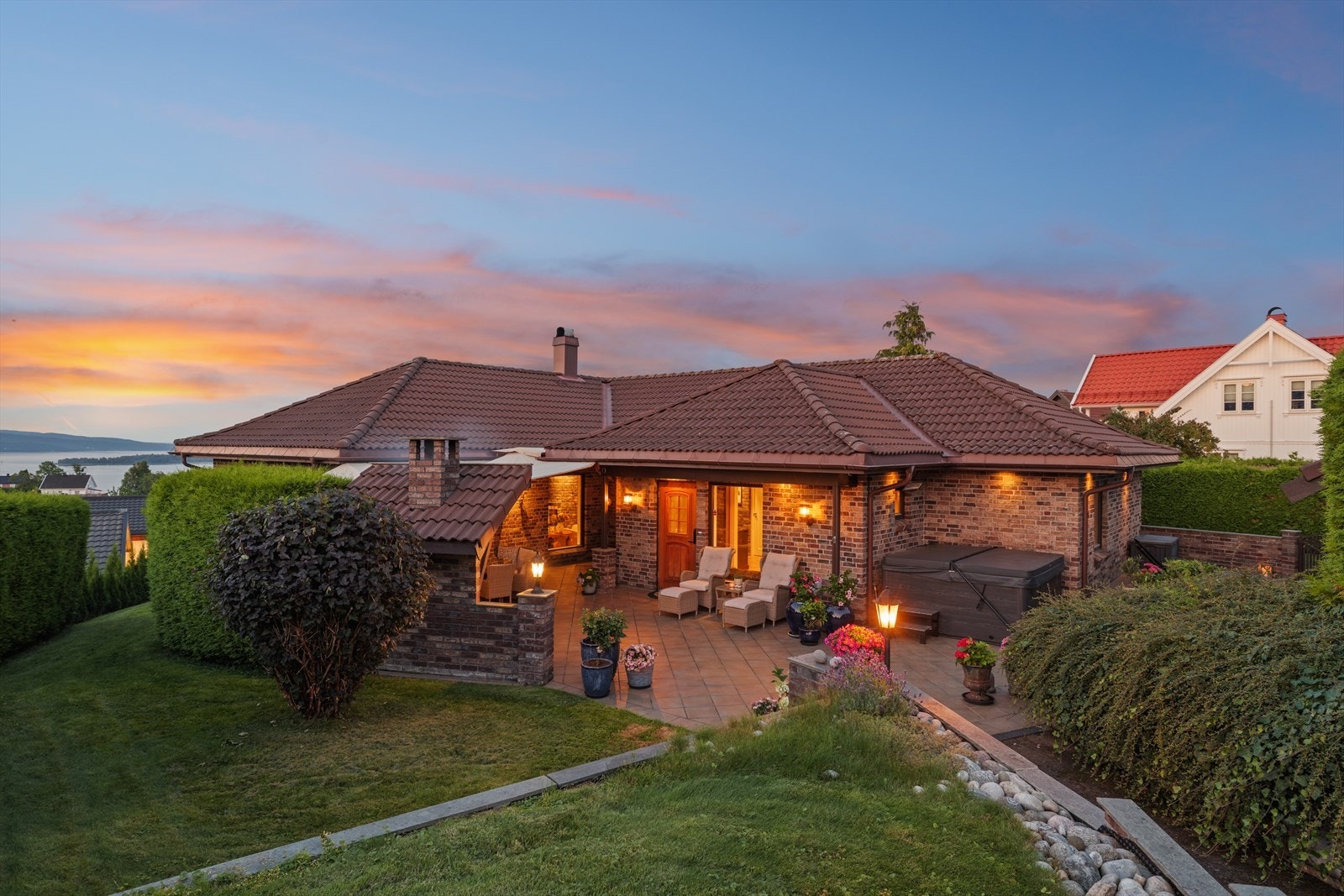 Hyggelig belysning rundt eiendommen på kveldstid Galleribilde