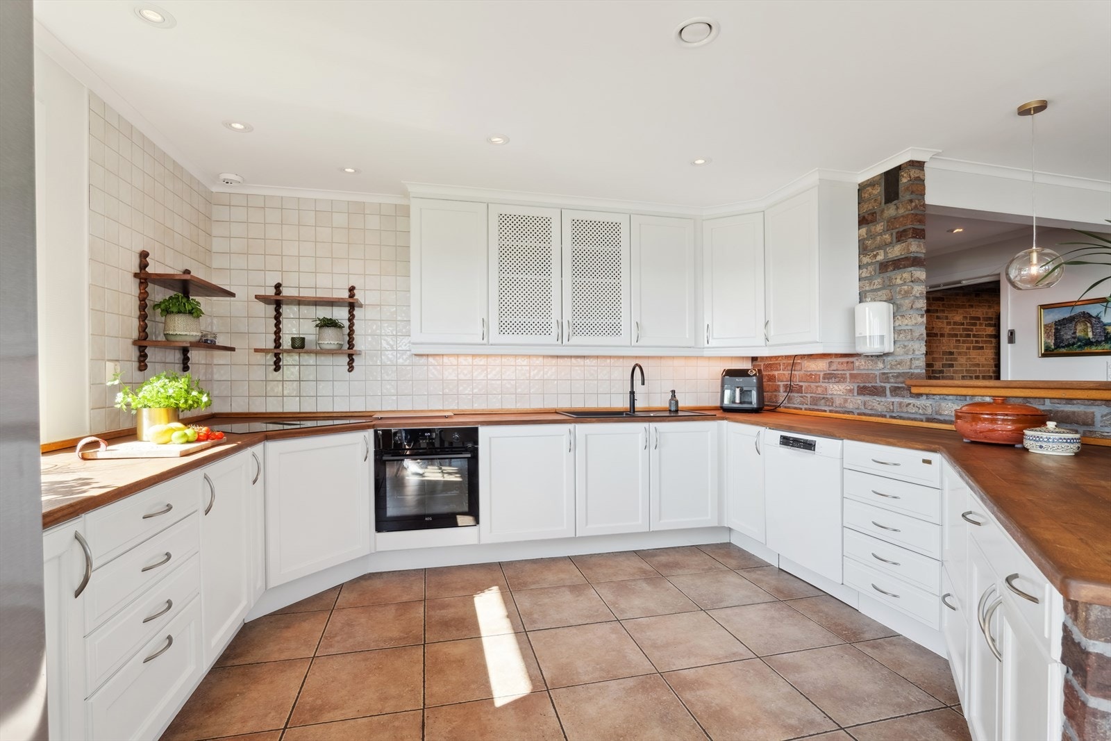 Kjøkkenfronter er nymalt i 2024 samtidig ble det
installert ny stekeovn, platetopp og Quooker (kokende vann i springen). Galleribilde