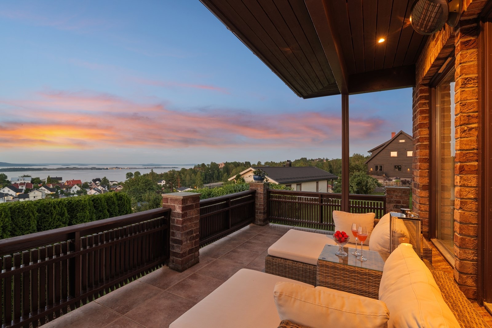 Kveldsstemning på den østvendte terrassen med nydelig sjøutsikt Galleribilde