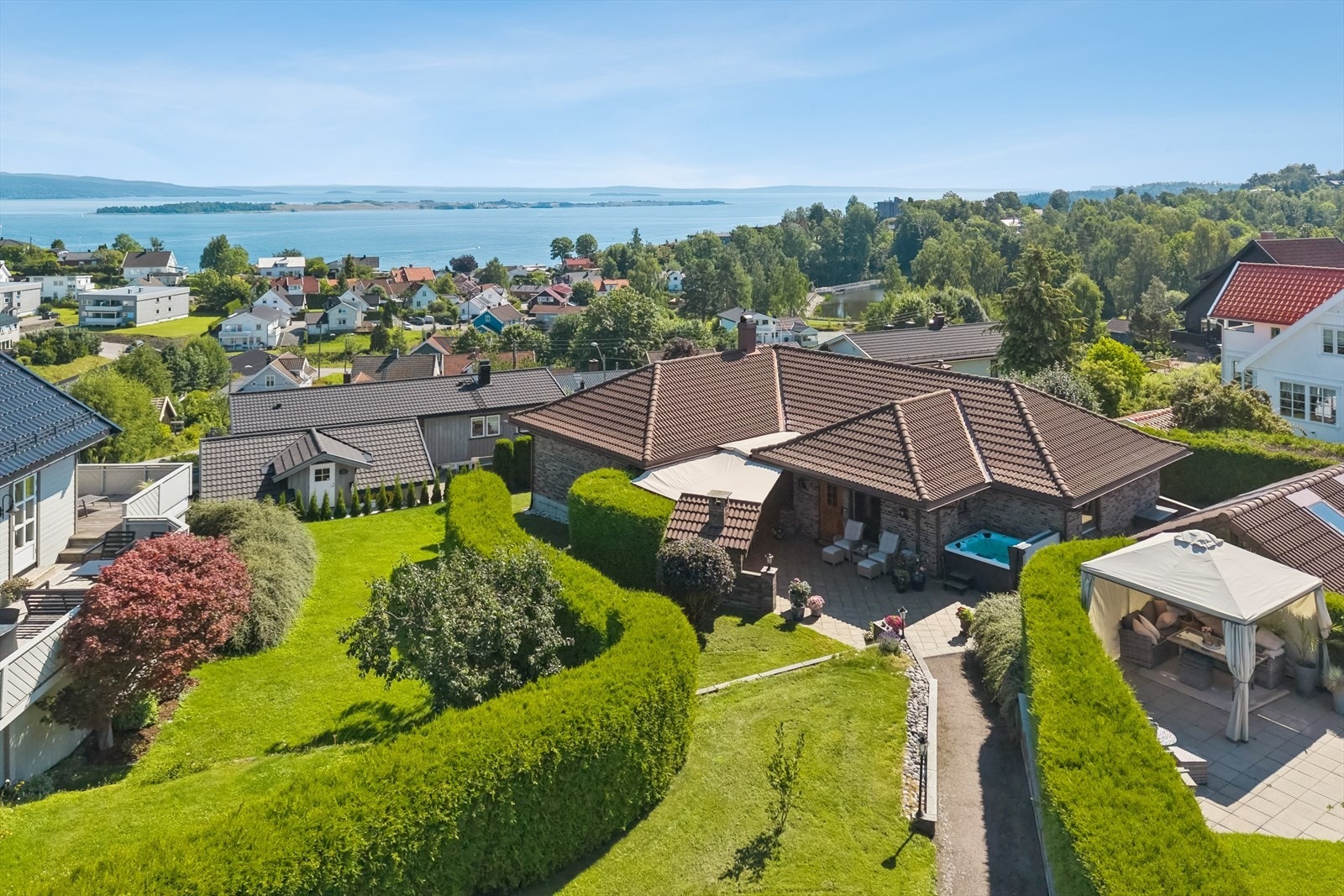 Boligen ligger litt tilbaketrukket fra gaten - usjenert beliggende Galleribilde