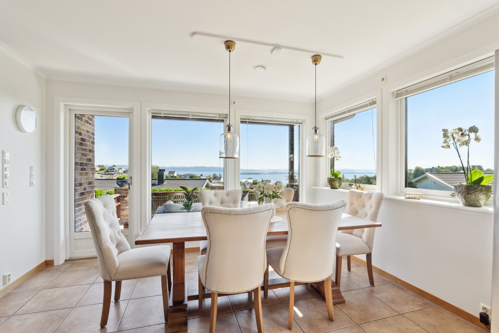 Lys og innbydende spisestue med nydelig sjøutsikt Galleribilde