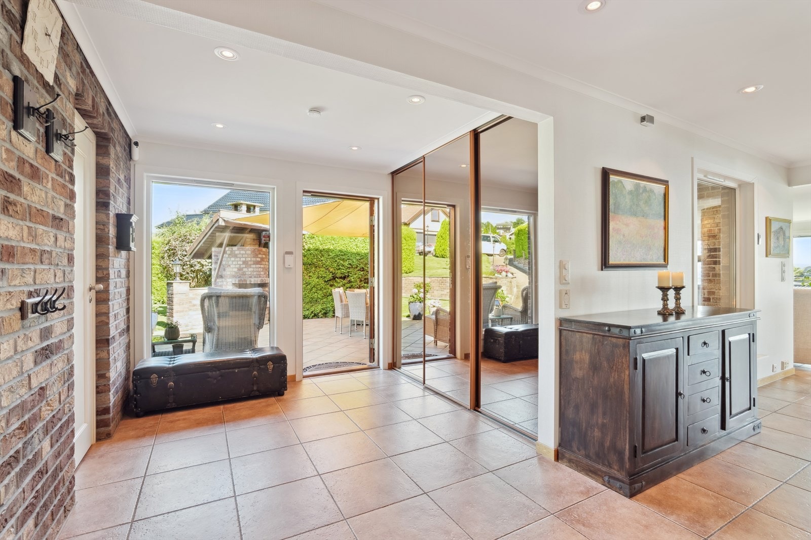 Hall med praktisk skyvedørsgarderobe Galleribilde