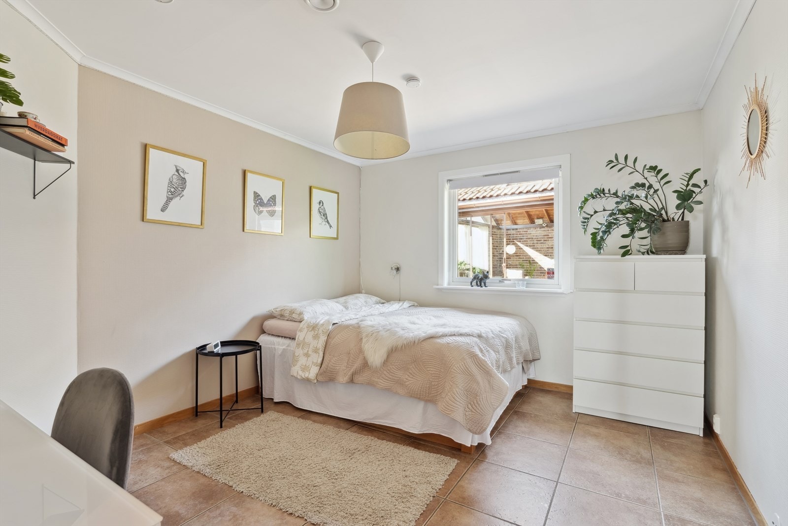 Soverom nr 2 - Lunt og trivelig med god plass til både seng og skrivebord Galleribilde